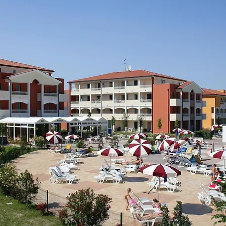 Apartment In Villaggio Ai Pini In Lido Altanea *